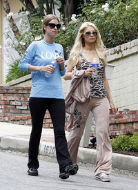 celebrity_paradise.com_TheElder_ParisHilton2011_06_17_runningwithhersisterNickyinBeverlyHills40.jpg