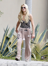 celebrity_paradise.com_TheElder_ParisHilton2011_06_17_runningwithhersisterNickyinBeverlyHills6.jpg