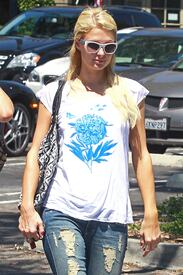 celebrity_paradise.com_TheElder_ParisHIlton2011_06_24_lunchattheBeverlyGlenDeliinLosAngeles1.jpg
