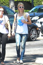celebrity_paradise.com_TheElder_ParisHIlton2011_06_24_lunchattheBeverlyGlenDeliinLosAngeles10.jpg