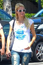 celebrity_paradise.com_TheElder_ParisHIlton2011_06_24_lunchattheBeverlyGlenDeliinLosAngeles11.jpg