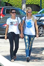 celebrity_paradise.com_TheElder_ParisHIlton2011_06_24_lunchattheBeverlyGlenDeliinLosAngeles12.jpg