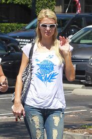 celebrity_paradise.com_TheElder_ParisHIlton2011_06_24_lunchattheBeverlyGlenDeliinLosAngeles13.jpg