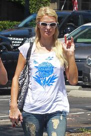 celebrity_paradise.com_TheElder_ParisHIlton2011_06_24_lunchattheBeverlyGlenDeliinLosAngeles14.jpg