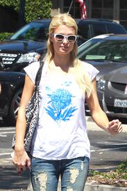 celebrity_paradise.com_TheElder_ParisHIlton2011_06_24_lunchattheBeverlyGlenDeliinLosAngeles15.jpg