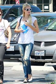 celebrity_paradise.com_TheElder_ParisHIlton2011_06_24_lunchattheBeverlyGlenDeliinLosAngeles3.jpg