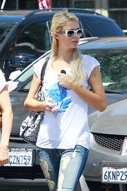 celebrity_paradise.com_TheElder_ParisHIlton2011_06_24_lunchattheBeverlyGlenDeliinLosAngeles4.jpg