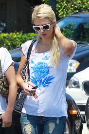 celebrity_paradise.com_TheElder_ParisHIlton2011_06_24_lunchattheBeverlyGlenDeliinLosAngeles6.jpg
