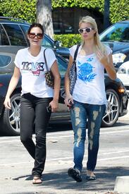 celebrity_paradise.com_TheElder_ParisHIlton2011_06_24_lunchattheBeverlyGlenDeliinLosAngeles7.jpg
