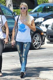celebrity_paradise.com_TheElder_ParisHIlton2011_06_24_lunchattheBeverlyGlenDeliinLosAngeles8.jpg