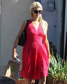 Paris_Hilton_out_and_about_in_LA_001_123_217lo.jpg