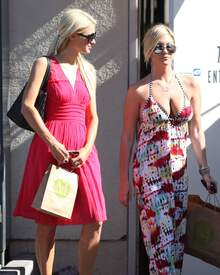 Paris_Hilton_out_and_about_in_LA_001_123_219lo.jpg