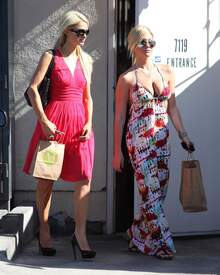 Paris_Hilton_out_and_about_in_LA_001_123_220lo.jpg