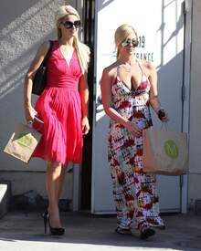 Paris_Hilton_out_and_about_in_LA_001_123_222lo.jpg