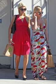 Paris_Hilton_out_and_about_in_LA_001_123_226lo.jpg
