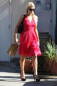 Paris_Hilton_out_and_about_in_LA_001_123_230lo.jpg