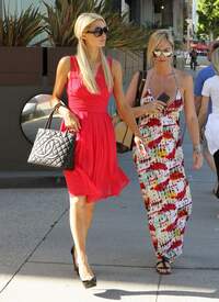Paris_Hilton_out_and_about_in_LA_001_123_239lo.jpg