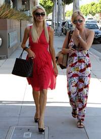 Paris_Hilton_out_and_about_in_LA_001_123_240lo.jpg