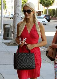 Paris_Hilton_out_and_about_in_LA_001_123_242lo.jpg