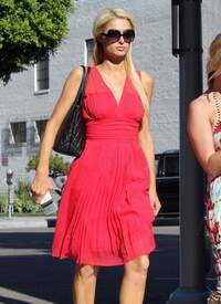 Paris_Hilton_out_and_about_in_LA_001_123_244lo.jpg