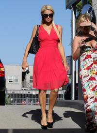 Paris_Hilton_out_and_about_in_LA_001_123_246lo.jpg