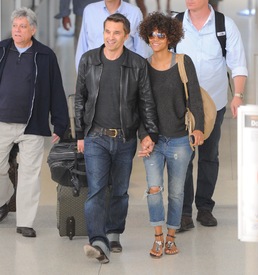 Halle Berry at Newark airport New Jersey 3.6.2012_03.jpg