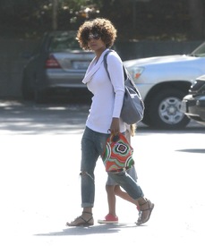 Halle Berry drops off her daughter at school in LA 8.6.2012_03.jpg