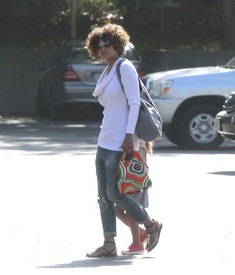 Halle Berry drops off her daughter at school in LA 8.6.2012_04.jpg