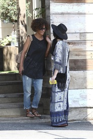 Halle Berry leaving Eveleigh Restaurant in West Hollywood 10.06.2012_05.jpg