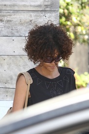 Halle Berry leaving Eveleigh Restaurant in West Hollywood 10.06.2012_24.jpg
