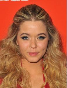 sasha-pieterse-pretty-little-liars-halloween-episode_2.jpg