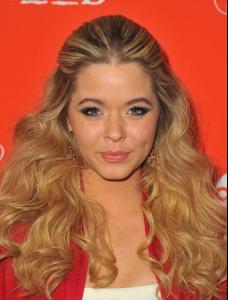 sasha-pieterse-pretty-little-liars-halloween-episode_7.jpg