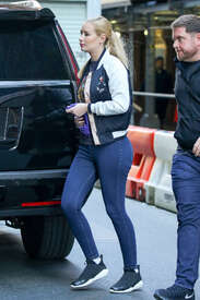 Iggy-Azalea-in-Skinny-Jeans--02.jpg