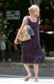 th_Uma_Thurman_candids_419.jpg