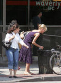 th_Uma_Thurman_candids_256.jpg
