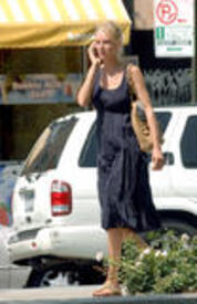 th_Uma_Thurman_candids_060.jpg