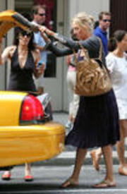 th_Uma_Thurman_candids_3138.jpg
