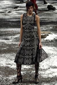 maria_Alexander_McQueen_Fall_2003_Ready_to_Wear.jpg