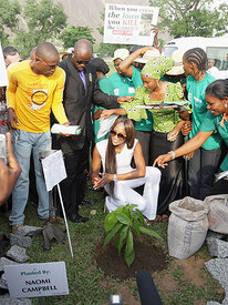 Naomi_Campbell_plants_a_tree_in_Nigeria_07.jpg