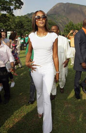 Naomi_Campbell_plants_a_tree_in_Nigeria_16.jpg