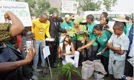 Naomi_Campbell_plants_a_tree_in_Nigeria_22.jpg
