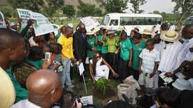 Naomi_Campbell_plants_a_tree_in_Nigeria_24.jpg