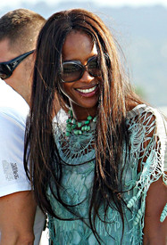 Naomi_Campbell_on_holiday_in_Saint_Tropez_07.jpg