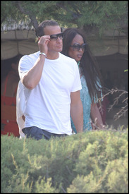 Naomi_Campbell_on_holiday_in_Saint_Tropez_15.jpg