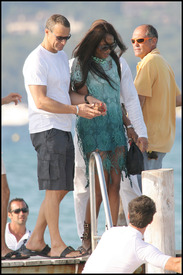 Naomi_Campbell_on_holiday_in_Saint_Tropez_19.jpg
