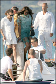 Naomi_Campbell_on_holiday_in_Saint_Tropez_22.jpg