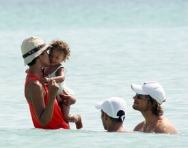 Celebutopia-Halle_Berry_at_the_beach_in_Miami-02.jpg