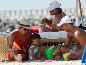 Celebutopia-Halle_Berry_at_the_beach_in_Miami-12.jpg