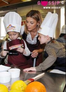 martina_colombari_cucina_con_12_babychef_658d.jpg