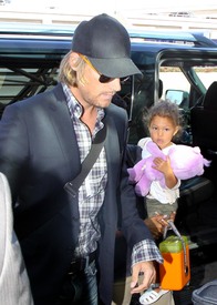 HalleBerrycatchingaflightatLAX24.7.2010_07.jpg